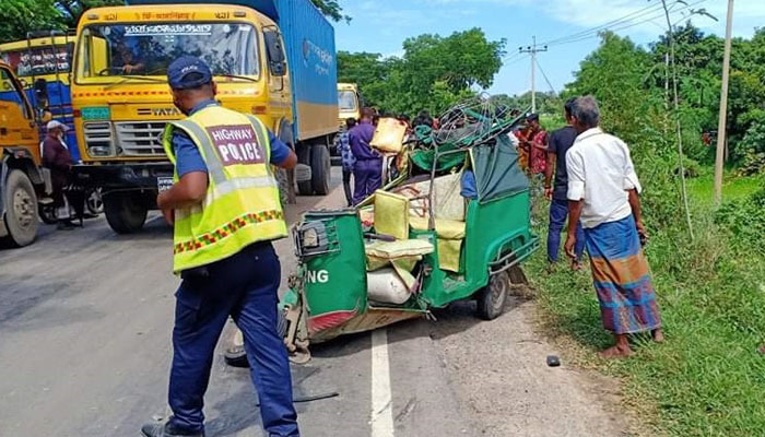 অটোরিকশায় বাসের ধাক্কা, প্রাণ গেলো ৪ জনের