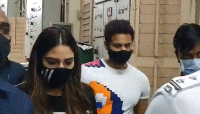 ছেলের জন্ম সার্টিফিকেট নিতে পৌরসভায় যশ-নুসরাত