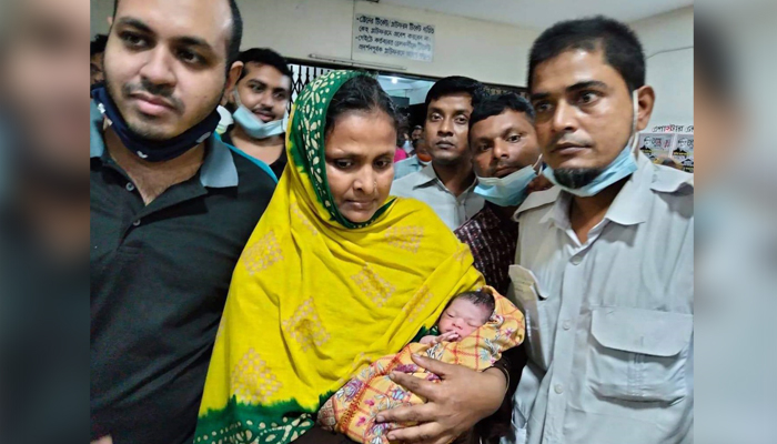 রাজশাহীতে চলন্ত ট্রেনে শিশুর জন্ম