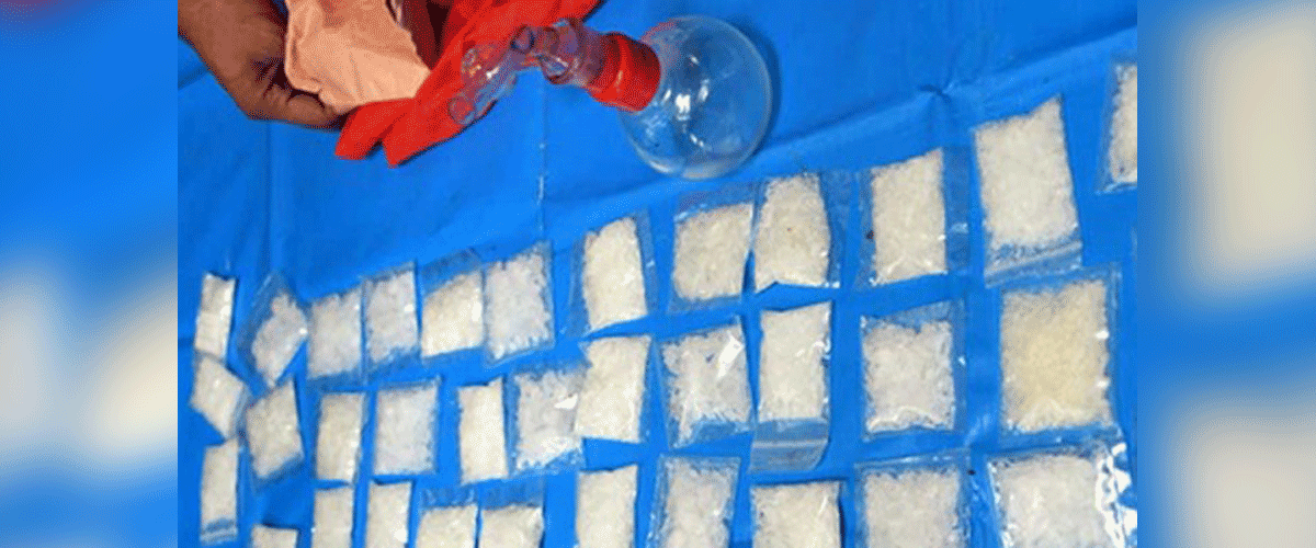 যাত্রাবাড়ীতে ৫ কেজি 'আইস'সহ চক্রের হোতা গ্রেপ্তার যাত্রাবাড়ীতে ৫ কেজি 'আইস'সহ চক্রের হোতা গ্রেপ্তার