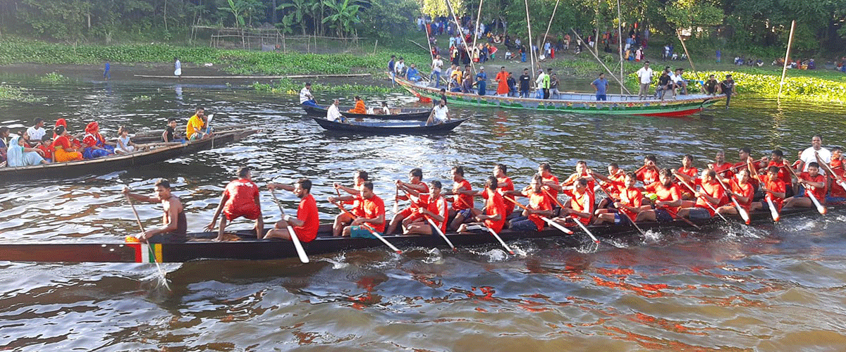 ইছামতিতে বর্ণিল নৌকা বাইচ ইছামতিতে বর্ণিল নৌকা বাইচ