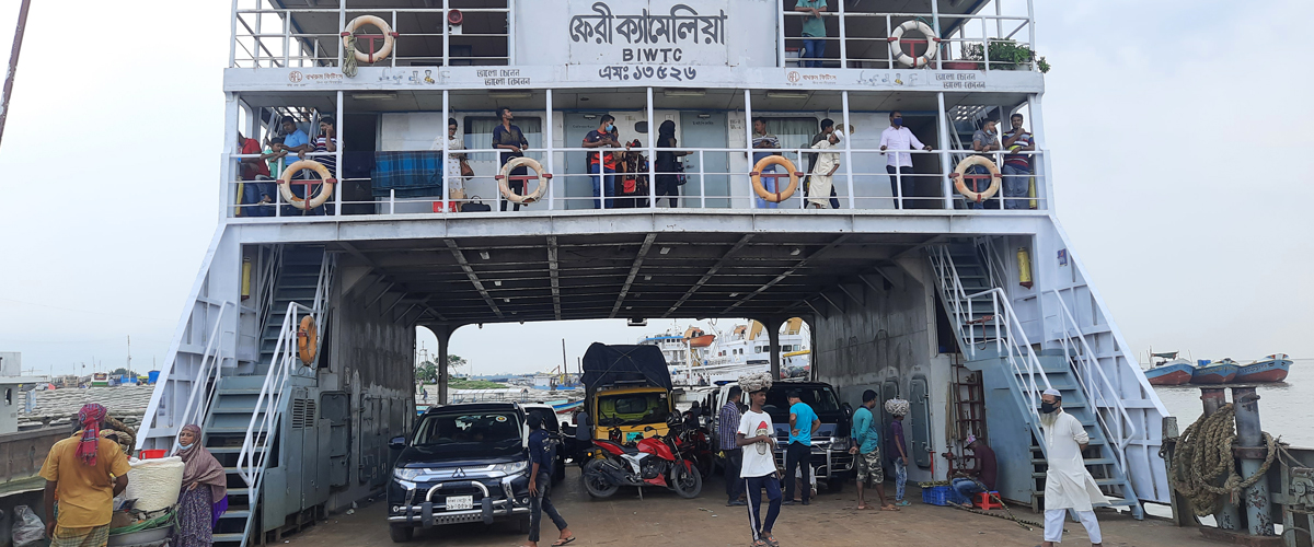 শিমুলিয়া ঘাটে গাড়ির অপেক্ষায় ফেরি শিমুলিয়া ঘাটে গাড়ির অপেক্ষায় ফেরি