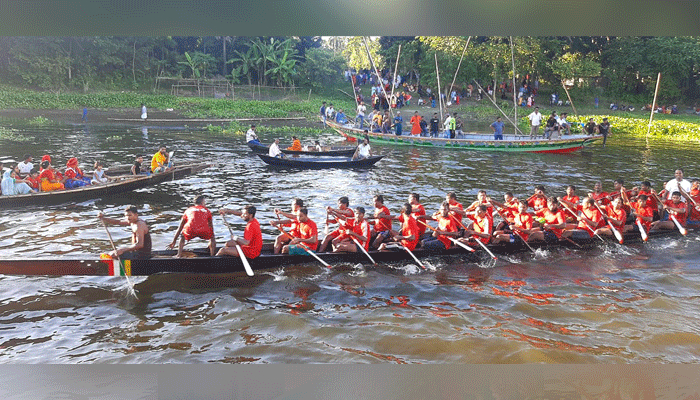 ইছামতিতে বর্ণিল নৌকা বাইচ