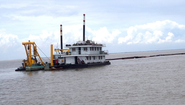 পাটুরিয়া-দৌলতদিয়ায় নাব্যতা সংকটে ফেরি চলাচল ব্যহত