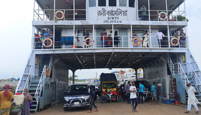 শিমুলিয়া ঘাটে গাড়ির অপেক্ষায় ফেরি