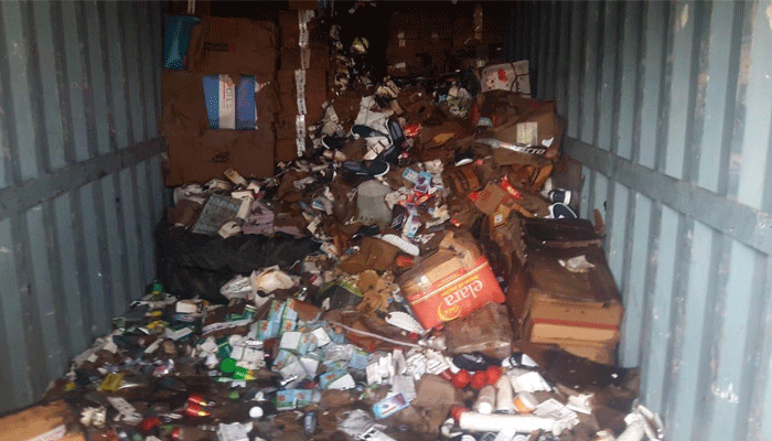 কুরিয়ারের কাভার্ডভ্যানে আগুন কুরিয়ারের কাভার্ডভ্যানে আগুন