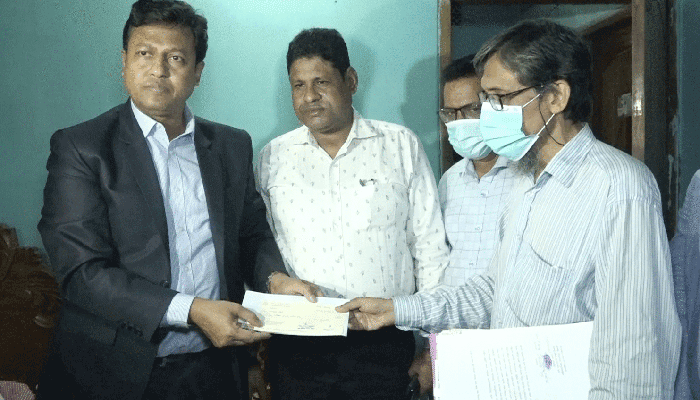 সেই বৃদ্ধা মাকে চিকিৎসা সহায়তা দিলেন বরিশালের জেলা প্রশাসক সেই বৃদ্ধা মাকে চিকিৎসা সহায়তা দিলেন বরিশালের জেলা প্রশাসক