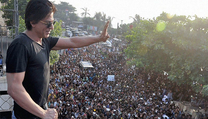 জন্মদিনে শাহরুখের বাড়ির সামনে ভক্তদের ভিড় জন্মদিনে শাহরুখের বাড়ির সামনে ভক্তদের ভিড়