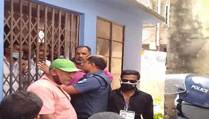 কেন্দ্র দখল করতে গিয়ে র্যাবের লাঠিপেটায় আহত ছাত্রলীগ নেতা কেন্দ্র দখল করতে গিয়ে র্যাবের লাঠিপেটায় আহত ছাত্রলীগ নেতা