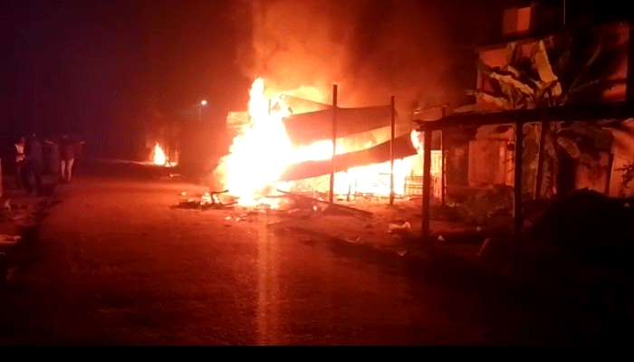 কুমিল্লায় কাউন্সিলর হত্যা: বাড়িঘরে হামলা-আগুন উত্তেজিত জনতার কুমিল্লায় কাউন্সিলর হত্যা: বাড়িঘরে হামলা-আগুন উত্তেজিত জনতার