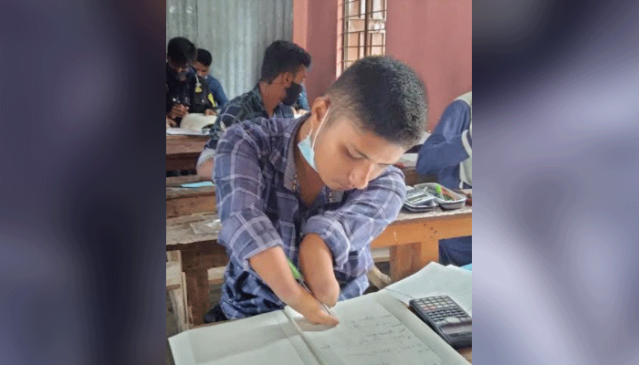 কব্জি দিয়ে এসএসসি পরীক্ষা মোবারকের কব্জি দিয়ে এসএসসি পরীক্ষা মোবারকের