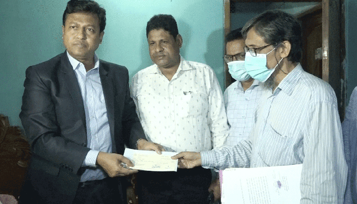 সেই বৃদ্ধা মাকে চিকিৎসা সহায়তা দিলেন বরিশালের জেলা প্রশাসক