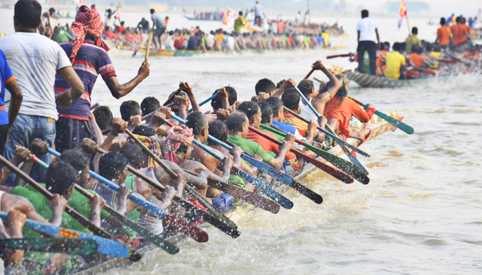 নৌকাবাইচ দেখতে লাখো মানুষের ঢল