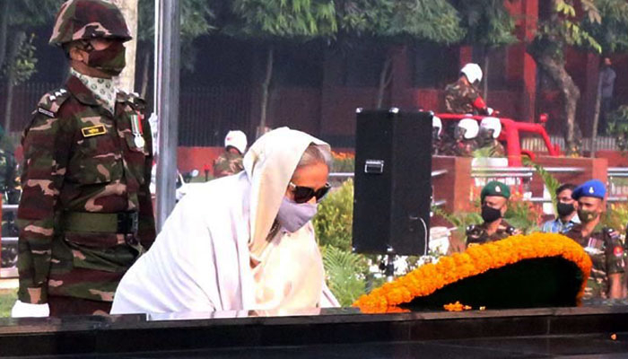 সশস্ত্র বাহিনীর শহীদদের প্রতি প্রধানমন্ত্রীর শ্রদ্ধা