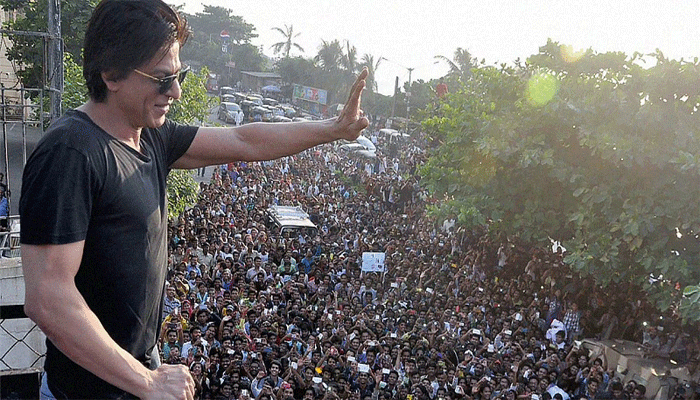 জন্মদিনে শাহরুখের বাড়ির সামনে ভক্তদের ভিড়