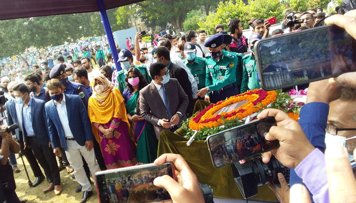 হাসান আজিজুল হককে প্রধানমন্ত্রীর পক্ষে শ্রদ্ধা