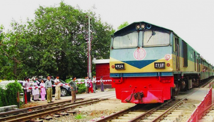 রাজধানীতে ট্রেনের ধাক্কায় পল্লী চিকিৎসক নিহত