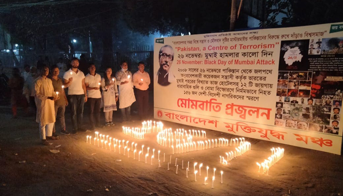 মুম্বাই হামলায় নিহতদের স্মরণে মুক্তিযুদ্ধ মঞ্চের মোমবাতি প্রজ্বালন