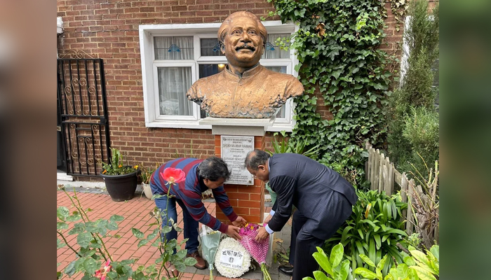 লন্ডনে বঙ্গবন্ধুর ভাস্কর্যে তথ্যমন্ত্রীর শ্রদ্ধা নিবেদন