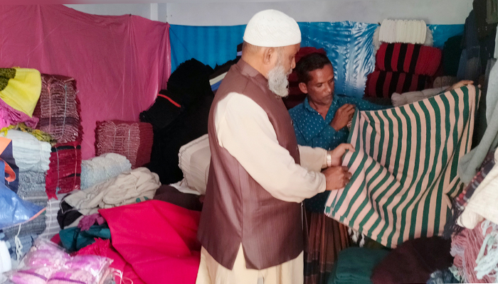 জমে উঠেছে আদমদীঘির চাদর কম্বলের বাজার