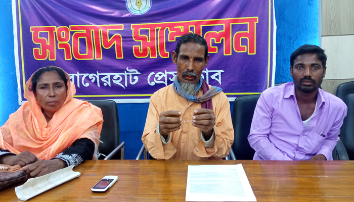 ইউপি নির্বাচন: কৃষক লীগ নেতার হাতে চুড়ি পরালেন আ'লীগ নেতা