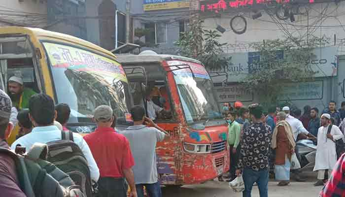 ভাড়া নিয়ে যাত্রীদের সঙ্গে বচসা, মিরপুরে বাস বন্ধ