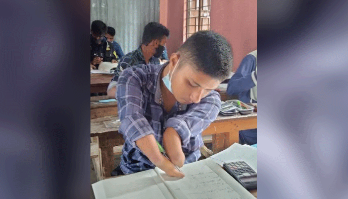 কব্জি দিয়ে এসএসসি পরীক্ষা মোবারকের