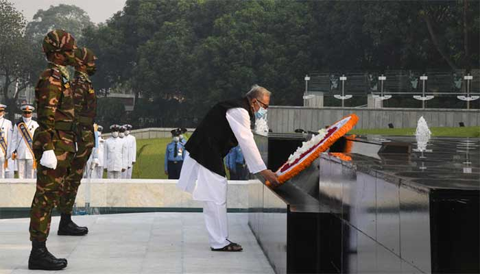 সশস্ত্র বাহিনীর শহীদদের প্রতি রাষ্ট্রপতির শ্রদ্ধা