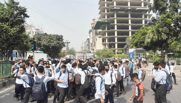 সময় বেঁধে দিয়ে রাস্তা ছাড়লেন শিক্ষার্থীরা