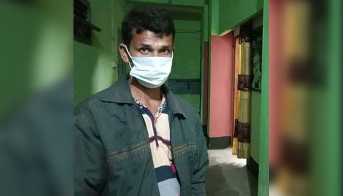 বিরামপুরে দেড় কোটি টাকার সাপের বিষ উদ্ধার, আটক ১ বিরামপুরে দেড় কোটি টাকার সাপের বিষ উদ্ধার, আটক ১