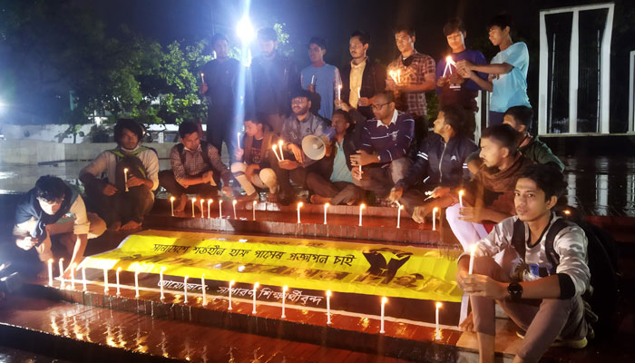 শহীদ মিনারে মোমবাতি প্রজ্বালন শিক্ষার্থীদের শহীদ মিনারে মোমবাতি প্রজ্বালন শিক্ষার্থীদের