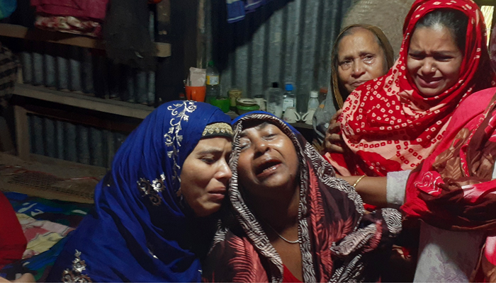স্কুলের সামনে যেতেই মাঈশাকে চাপা দিয়ে চলে যায় অটোরিকশা স্কুলের সামনে যেতেই মাঈশাকে চাপা দিয়ে চলে যায় অটোরিকশা