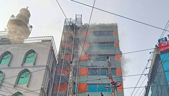 বাংলামোটরে আরকে টাওয়ারে আগুন, নিয়ন্ত্রণে ৮ ইউনিট
