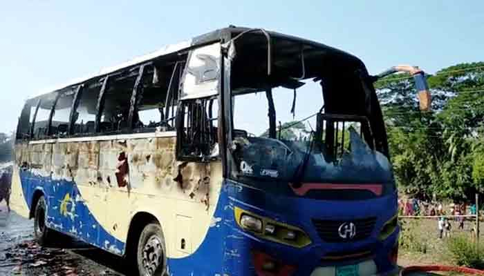 বঙ্গবন্ধুর প্রতিকৃতিতে ফুল দেওয়া নিয়ে পাকুন্দিয়ায় আ’লীগের দুই গ্রুপের সংঘর্ষ