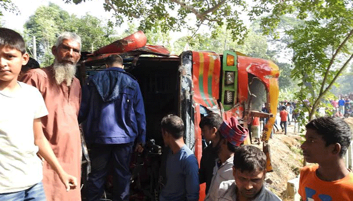 নিয়ন্ত্রণ হারিয়ে বাস খাদে, নিহত ২