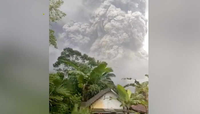 সেমেরুর অগ্ন্যুৎপাতে নিহত বেড়ে ১৩, ঘন ধোঁয়ায় ১১ গ্রাম অন্ধকার