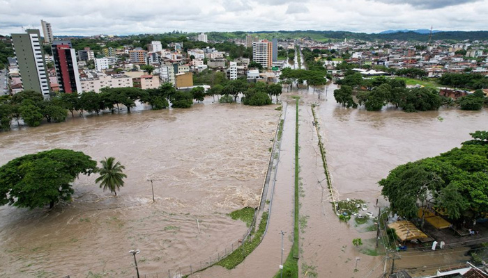 ব্রাজিলে বন্যার মধ্যে ২ নদীর বাঁধে ধস