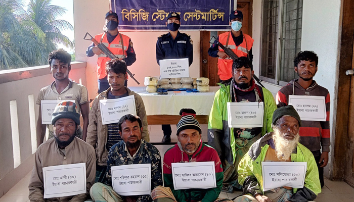 সেন্টমার্টিনে ১ লাখ ৩৫ হাজার ইয়াবাসহ ৮ মাঝিমাল্লা আটক