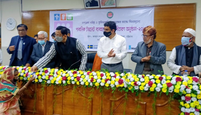 চট্টগ্রামে পাবলিক টয়লেট ব্যবহারের কার্ড পেলেন সুবিধাবঞ্চিতরা