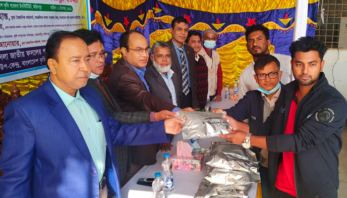 ফরিদপুরে 'জাওয়াদ' এর প্রভাবে ক্ষতিগ্রস্ত চাষীদের পেঁয়াজ বীজ বিতরণ