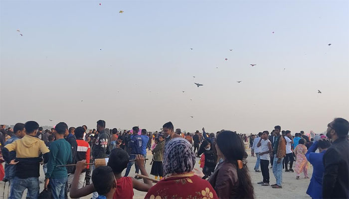 পদ্মার চরে ঘুড়ি উৎসব