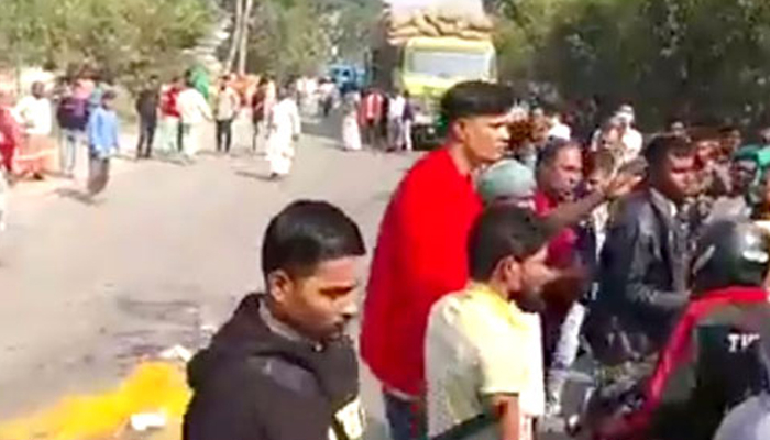 কাভার্ডভ্যানের চাকায় পিষ্ট হয়ে প্রাণ গেল ২ ভ্যানযাত্রীর