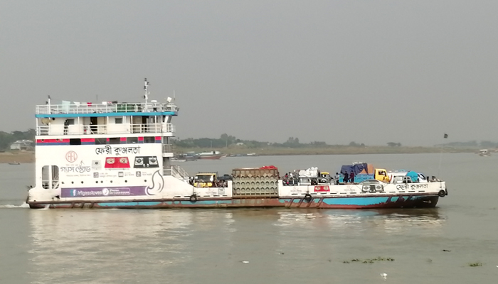 বাংলাবাজার ফেরিঘাটে ‘ভিআইপি’ ফাঁদে সাধারণ যাত্রীদের ভোগান্তি