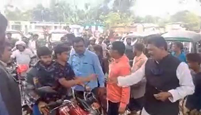 কুষ্টিয়ায় টাকা বিলালেন নৌকার প্রার্থী, ভিডিও ভাইরাল