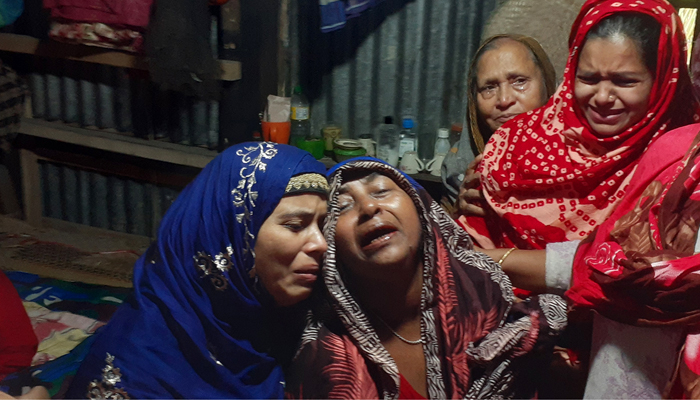 স্কুলের সামনে যেতেই মাঈশাকে চাপা দিয়ে চলে যায় অটোরিকশা
