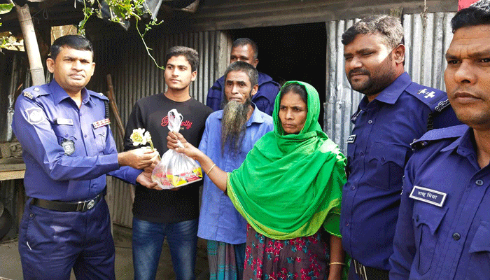 কনস্টেবল পদে চাকরি প্রার্থীদের বাড়িতে মিষ্টি-ফুল নিয়ে হাজির ওসি