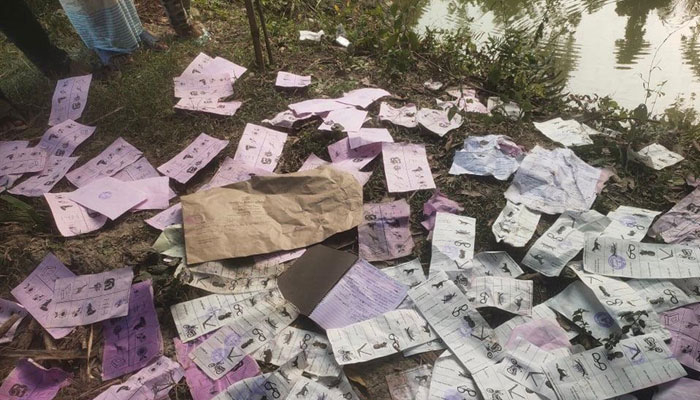 ভোটের দু'দিন পর পুকুরে ২ শতাধিক সিল মারা ব্যালট