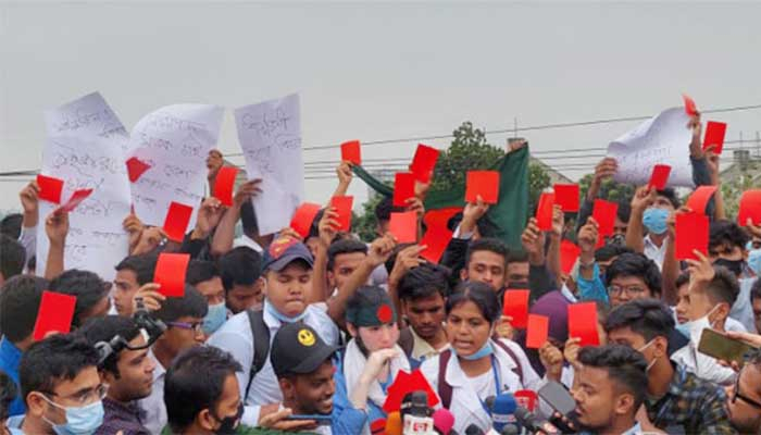 সড়কে অনিয়ম-দুর্নীতির প্রতিবাদে শিক্ষার্থীদের লাল কার্ড প্রদর্শন