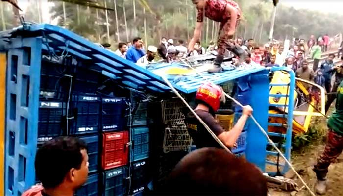ক্রসিংয়ে আটকে পড়া ট্রাককে ৫শ' গজ টেনে নিয়ে থামলো ট্রেন