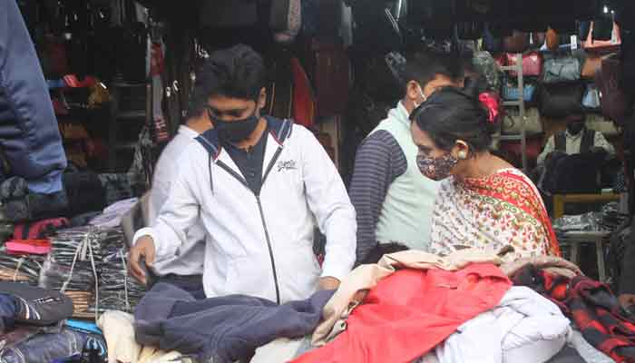 জেঁকে বসছে শীত, হিমেল বাতাস